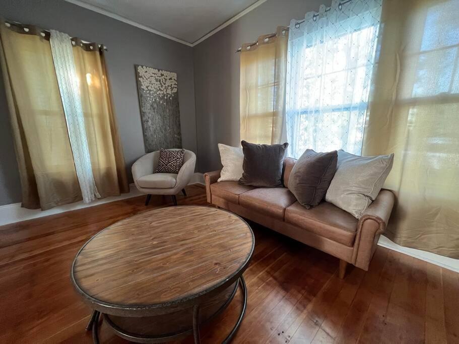 Timelessly Restored Home - Entirely Yours To Enjoy ビリングズ エクステリア 写真